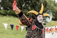 Father Brown – Sir Toby Dobson (Neil Pearson) eröffnet das Narren-Festival in Kembleford, bei dem es Vorführungen und Workshops geben soll.