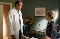 In aller Freundschaft – Saskia Neuthe (Merle Collet) fragt nach, ob ihr Chef, der Gesundheitsdezernent, um einen erneuten Termin bei Dr. Stein (Bernhard Bettermann) gebeten hat. Obwohl dem nicht so ist, wird Martin Stein hellhörig,