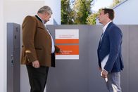 Die Rosenheim-Cops – Im neuen Mordfall betreten die Kommissare Stadler (Dieter Fischer, l.) und Bach (Patrick Kalupa, r.) neues Terrain, denn das Mordopfer war Kuscheltrainer.