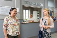 Die Rosenheim-Cops – Mitzi Wittmann (Magdalena Müller, r.) trifft auf Frau Grasegger (Ursula Maria Burkhart, l.) und Frau Lange (Sarah Thonig, M.).