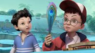 Peter Pan - Neue Abenteuer – John und Michael betrachten die Zauberfeder.
