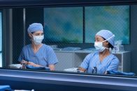 Grey's Anatomy – Vorbereitung für die Arbeit im OP, v.li.: Adelaide Kane als Dr. Jules Millin, Alexis Floyd als Dr. Simone Griffith