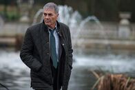Jagd durch London – Bill Talbot (Robert Forster) hat ein dunkles Geheimnis. Läuft Kate (Milla Jovovich) in seine Falle?