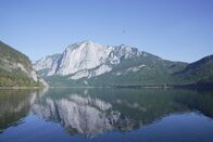 P.M. Wissen – Unter dieser Wasseroberfläche verbirgt sich ein Unterwasserwald. Dreharbeiten für ServusTVs "P.M. Wissen Episode 167" am 11.10.23 am Altausseer See