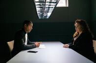 Watzmann ermittelt – Jerry Paulsen (Peter Marton, l.) nimmt Rita Weiß (Petra Berndt, r.) in die Mangel – sie hat kein Alibi.