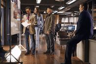 Castle – Als ein gaunerischer Verführer brutal ermordet wird, steht für das Team um Beckett (Stana Katic, 2.v.l.), Ryan (Seamus Dever, l.), Esposito (Jon Huertas, 2.v.r.) und Castle (Nathan Fillion, r.) fest: Sie müssen in die New Yorker Elite eintauchen ...