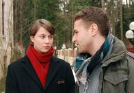 Sturm der Liebe – ARD STURM DER LIEBE FOLGE 1043 Uhr im ERSTEN. Jimmy (Joseph M'Barek, r.) weiß, dass Kai (Eva-Maria May, l.) in Wirklichkeit Katja Heinemann ist, und erpresst sie.