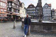 Tobis Städtetrip – Tobias Kämmerer auf dem Marktplatz in Fritzlar.
