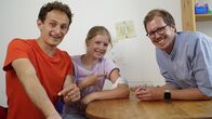 Checker Julian – Checker Julian testet gemeinsam mit Kinderarzt Nils und Josefine, ob er eine Allergie hat.