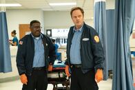 Code 3 – Die Kollegen Randy (Rainn Wilson, r.) und Mike (Lil Rel Howery, l.) nach dem Transport eines Patienten in die Notaufnahme