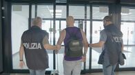 Airport Security: Rom – Officers lead the man to patrol. He could face a minimum sentence of 6 years in prison. (National Geographic/OMAVA)