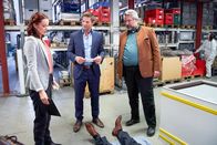 Die Rosenheim-Cops – Pathologin Sandra Mai (Sina Wilke, l.) berichtet den Kommissaren Hansen (Igor Jeftic, M.) und Stadler (Dieter Fischer, r.) von ihren ersten Untersuchungsergebnissen.