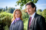 Sturm der Liebe – Alexandra (Daniela Kiefer, l.) gerät durch Toms (Milan Marcus, r.) charmantes Angebot in Versuchung.
