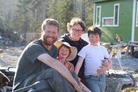 Alaska - Eisige Freiheit – Brittany und Kaleb Rowland, mit ihren beiden Kindern Elovie und Gilbert. (National Geographic für Disney/Sean Odom)