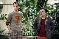The Big Bang Theory – Die begnadeten Physiker Leonard (Johnny Galecki, r.) und Sheldon (Jim Parsons, l.), die sich eine Wohnung teilen, bewegen sich so sehr in der Welt der Quantenphysik, dass sie an der realen Welt ein wenig vorbeileben. Bis eines Tages Penny in die Nachbarwohnung einzieht.