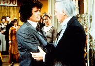 Unsere kleine Farm – Charles Ingalls (Michael Landon, l.) versucht Dillon Hyde (Liam Sullivan, r.) zu beruhigen. Er hatte sich seiner Frau gegenüber etwas "rabiat" verhalten. Caroline (Karen Grassle, M.) verfolgt die Szene mit Unbehagen.