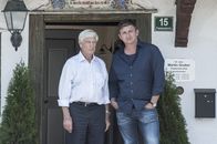Der Bergdoktor – Dr. Roman Melchinger (Siegfried Rauch, l.) und Dr. Martin Gruber (Hans Sigl, r.) vor der Praxis.