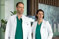In aller Freundschaft – Obwohl es ein Unfall war, kann Dr. Kai Hoffmann (Julian Weigend) nicht aus seiner Haut. Er ist stinksauer auf seinen Freund Dr. Philipp Brentano. Kais Es-Partnerin Prof. Dr. Maria Weber (Annett Renneberg) versucht, ihn zu beruhigen.