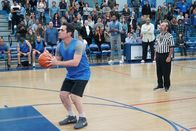Modern Family – Phil (Ty Burrell) hat ein Jahr lang hart trainiert. Nun ist endlich seine Chance gekommen, sein Versagen beim letztjährigen Wohltätigkeitsbasketballturnier wettzumachen. Der Druck ist groß.