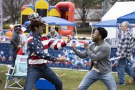 MacGyver – Russ Taylor (Henry Ian Cusick, l.); Wilt Bozer (Justin Hires, r.)