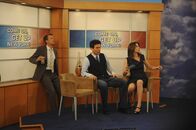 How I Met Your Mother – Nachdem Marshall ausgeraubt wurde, ist er gemeinsam mit Lily, Barney (Neil Patrick Harris, l.) und Ted (Josh Radnor, M.) bei Robin (Cobie Smulders, r.) in der Sendung zu Gast ...