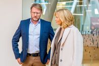 SOKO Kitzbühel – Auch die Gräfin Schönberg (Andrea L'Arronge) sorgt dafür, dass sie bei den Ermittlungen um den Tod einer Mathematiklehrerin involviert ist. Schnell wird deutlich: Es gibt viele Schwierigkeiten an der Schule von Direktor Reinhard Vogt (Serge Falck), sowohl zwischen den Lehrern als auch zwischen den Schülern.