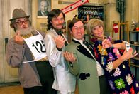 MA 2412 – (v.li.) Karl Ferdinand Kratzl (Herr Claus), Alfred Dorfer (Herr Weber), Roland Düringer (Ing. Breitfuss), Monica Weinzettl (Frau Knackal).