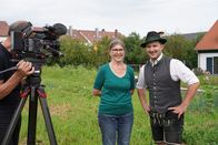 Hoagascht – Moderator Patrick Eisl mit Elisabeth Menzl, Mutter von Josef Menzl, beim Dreh