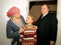 Der Dicke – Lisa (Ulrike Grote, l.) will nicht, dass Gregor Ehrenberg (Dieter Pfaff, r.) sich um ihre Tochter Charlotte (Alina Liss, M.) kümmert.