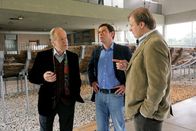 Die Rosenheim-Cops – Die Kommissare Christian Lind und Tobias Hartl verdächtigen Museumsdirektor Joachim Jaspers (v.li.: Rüdiger Vogler, Tom Mikulla, Michael A. Grimm).