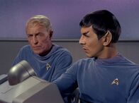 Raumschiff Enterprise – Was ist nur mit Mr. Spock los? Captain Kirk kann sich keinen Reim darauf machen: Anscheinend hat sein Vertrauter einen Funkspruch erfunden, den der ehemalige Chef der Enterprise, Captain Pike, abgesetzt haben soll. Demnach soll Spock seinen früheren Vorgesetzten dringend an einer bestimmten Stelle abholen. Doch Captain Pike ist schwer krank und den Notruf hat es nie gegeben...