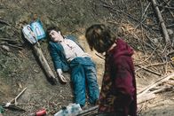 Swiss Army Man – Manny (Daniel Radcliffe, l.), Hank (Paul Dano)