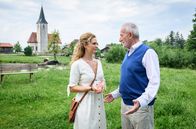 Sturm der Liebe – Um Franzi (Léa Wegmann, l.) zu helfen, schlägt Alfons (Sepp Schauer, r.) vor, ihr einen Job am "Fürstenhof" zu besorgen.