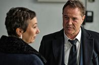 Euer Ehren – Richter Michael Jacobi (Sebastian Koch) nimmt Einfluss auf Kommissarin Kirchner (Ursula Strauss).