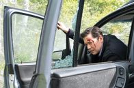 In aller Freundschaft – Dr. Philipp Brentano (Thomas Koch) hat einen Autounfall.
