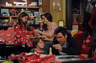 How I Met Your Mother – So hat sich Ted (Josh Radnor, r.) seine eigene kleine Familie vorgestellt. Hat er mit Tracy (Cristin Milioti, 2.v.r.) endgültig seine Traumfrau gefunden?