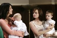 Gilmore Girls – Um das Schweigen zwischen Lorelai (Lauren Graham, l.) und Rory (Alexis Bledel, r.) endlich zu beenden, hat Sookie einen Plan ausgeheckt. Sie will, dass Lorelai die Taufpatin von Martha und Rory die von Davey wird ...