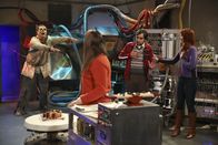 The Big Bang Theory – Leonard, Amy (Mayim Bialik, 2.v.l.), Raj (Kunal Nayyar, 2.v.r.) und Emily (Laura Spencer, r.) gehen in einen "Escape Room". Doch kann ihnen ein Zombie (Max Adler, l.) das Entkommen erschweren?