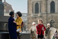 Sam - Ein Sachse – Nur wenige haben sich an der Kundgebung von Jenny (Ivy Quainoo, li.), Sabine (Paula Essam, mi.) und Yvonne (Svenja Jung, re.) beteiligt.
