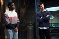 The Flash – Chester P. Runk (Brandon McKnight, l.); Barry Allen (Grant Gustin, r.)