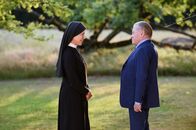 Um Himmels Willen – Schwester Hanna (Janina Hartwig, l.) bittet Wöller (Fritz Wepper, r.) im Familienstreit der Angermeier-Schwestern um Hilfe.
