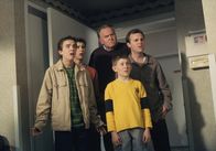 Malcolm mittendrin – Malcolm (Frankie Muniz, li.), Reese (Justin Berfield, 2.v.li.), Dewey (Erik Per Sullivan, mi.) und die Krankenhausmitarbeiter sehen entgeistert zu, wie ihr Vater eine schwerkranke Frau abküsst, in dem Glauben, es sei seine Frau Lois.