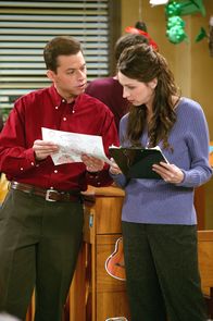 Two and a Half Men – Als die Kinds erfahren, dass Charlie der Komponist beliebter Werbe-Jingles ist, die sie alle auswendig kennen, sind sie Feuer und Flamme und weigern sich, mit Alan (Jon Cryer, l.) und Judith (Marin Hinkle, r.) zu arbeiten ...