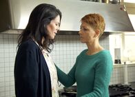 In aller Freundschaft – Pia Heilmann (Hendrikje Fitz, rechts) hat bemerkt, dass Elena Eichhorn (Cheryl Shepard) seit ihrer Rückkehr aus Australien bedrückt ist. Dabei sollte sich Elena doch freuen: Die Hochzeit mit Martin steht bevor. Doch Elena kann sich vor ihrer Freundin Pia nicht mehr weiter verstellen und macht ihr ein Geständnis.