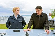 WaPo Bodensee – Nele Fehrenbach (Floriane Daniel) schenkt dem trauernden Vater Rainer Fehringer (Martin Feifel), ihr Gehör.