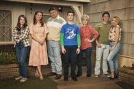 Young Sheldon – (v.li.): Missy Cooper (Raegan Revord), Mary Cooper (Zoe Perry), George Cooper Sr. (Lance Barber), Sheldon Cooper (Iain Armitage), Constance ‚Meemaw‘ Tucker (Annie Potts), George Cooper Jr. (Montana Jordan), Mandy (Emily Osment).