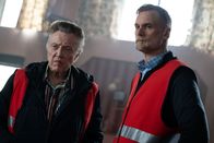 The Outlaws – Um Johns (Darren Boyd, r.) Fehler zu vertuschen, denken sich Frank (Christopher Walken, l.) und John einen raffinierten Plan aus, der Johns Vater hinters Licht führen soll.