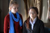 Die Pfefferkörner – Jessi (Martha Fries) ist skeptisch. Sagt Jiao (Sophie Wing Chung) die Wahrheit?