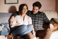Station 19 – Station 19 Staffel 4 Folge 14 Moment der Zweisamkeit: Colleen Foy als Inara, Grey Damon als Jack Gibson Copyright: SRF/ABC Studios