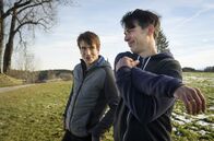 Sturm der Liebe – Viktor (Sebastian Fischer, l.) beneidet Robert (Lorenzo Patané, r.) um dessen Vater Werner.